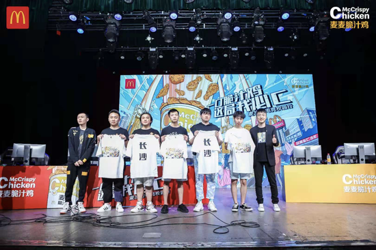 湖南金拱门食品有限公司总经理王广一先生为长沙站决赛冠军EVC战队选手们颁奖