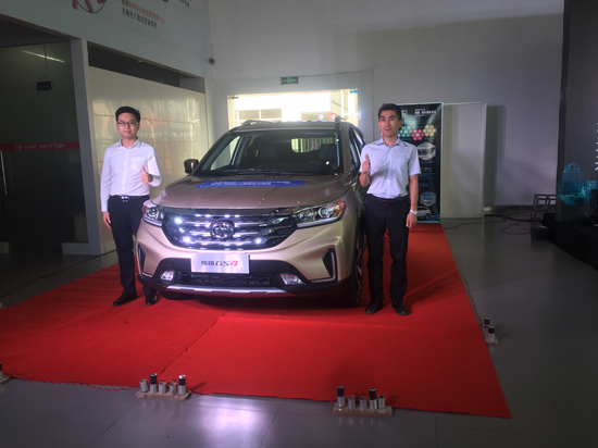 李永峰先生（右）与广汽传祺华中区湖南区域经理黄秋秋先生为新车揭幕并合影