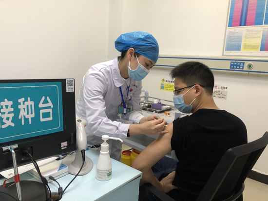 首名接种新冠疫苗的发热门诊工作人员
