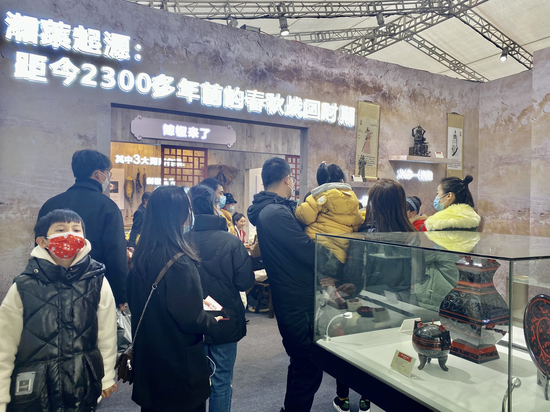 参观者观看古代食器