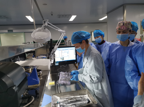科室主管护师吴轶群还为大家示范了手术器械的摆放要求及包装过程。
