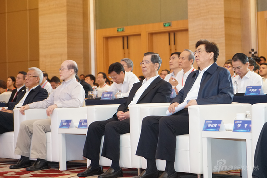 两岸企业家峰会大陆方面理事长郭金龙(右一)