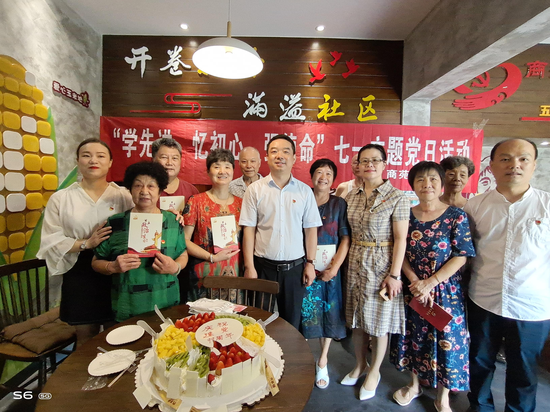 区党员领导干部深入基层开展“七一”活动