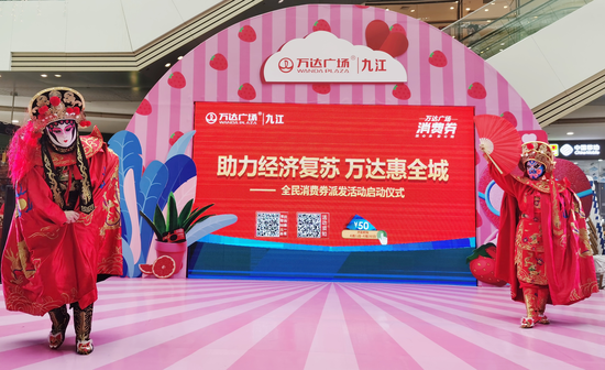 豪渝火锅表演招牌节目“变脸秀”