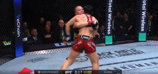 UFC女子世纪战:张伟丽升重不敌舍甫琴科,无缘夺蝇量级冠军