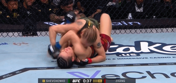 UFC女子世纪战:张伟丽升重不敌舍甫琴科,无缘夺蝇量级冠军