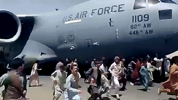 ▲2021年，“他们一无所有，但他们获得了自由”：数千名阿富汗人涌入喀布尔卡尔扎伊国际机场跑道，试图追逐并登上正要起飞的美军C-17运输机。