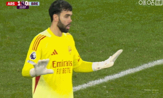 沙德头球击中横梁