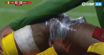 查马杜被担架抬下