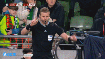 C罗犯规后比哭泣手势，被直红罚下后爱尔兰球迷集体做该手势回击