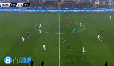 翁德雷卡射门击中立柱