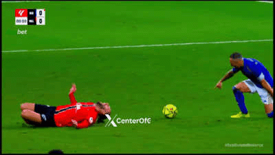 生涯首张直红 40岁卡索拉西甲飞铲染红,20年生涯835场第2红