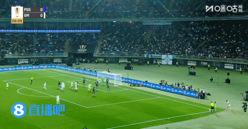 巴列尔迪头球攻门