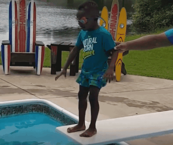 男童学游泳不敢跳进泳池 站在跳板上狂抖开启震动模