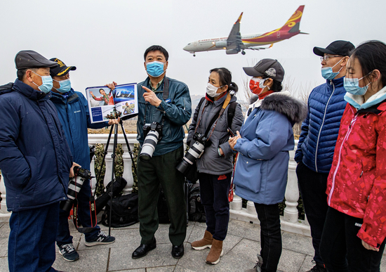 北京航空航天大學影像研究院院長牟健為，現場講授航空人物攝影的技藝要點。