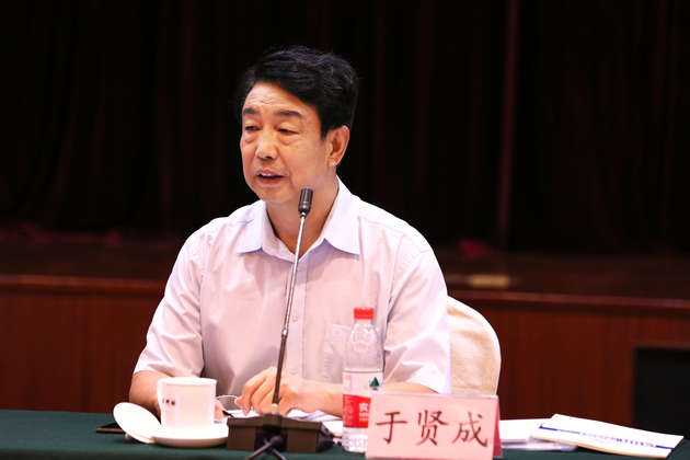 中国卫星导航定位协会会长于贤成对白皮书重点数据进行发布