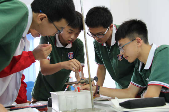 同学们分组做污水处理实验