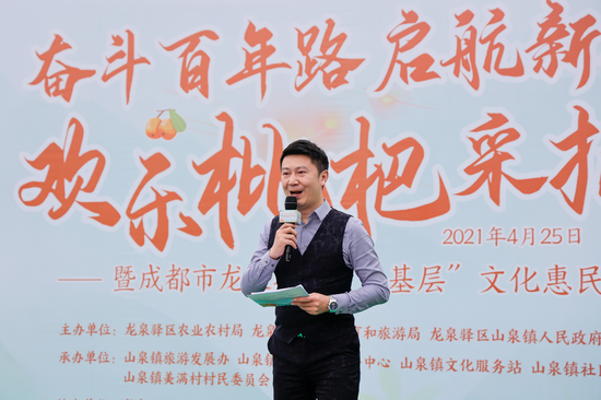 果农自发组织文艺汇演节目来庆祝这丰收的节日