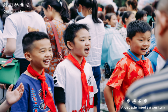 孩子们为父母演唱手语歌《听我说谢谢你》
