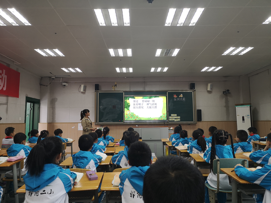 语文组但丽娟老师说讲《狐假虎威》