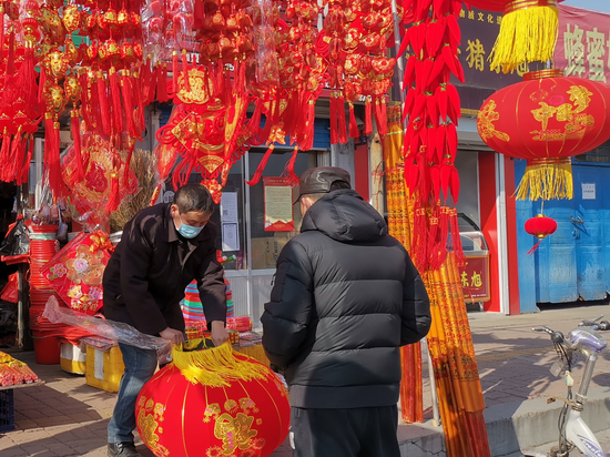 新春临近在莱西市水集二村农贸市场就地过年的群众前来置办年货
