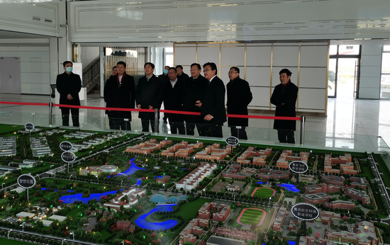 出席启动仪式的领导嘉宾参观莱西航空产业新城规划沙盘