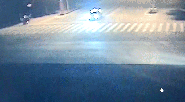 图说:男子路边行驶发生事故。警方供图