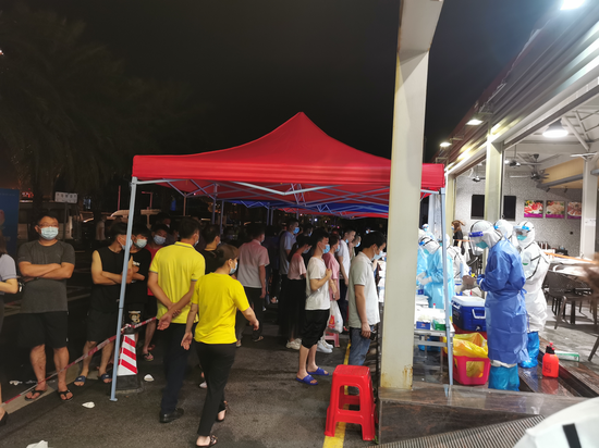 在海鲜市场进行核酸采样