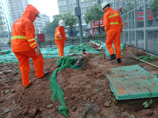 港铁侠在台风天处理安全隐患