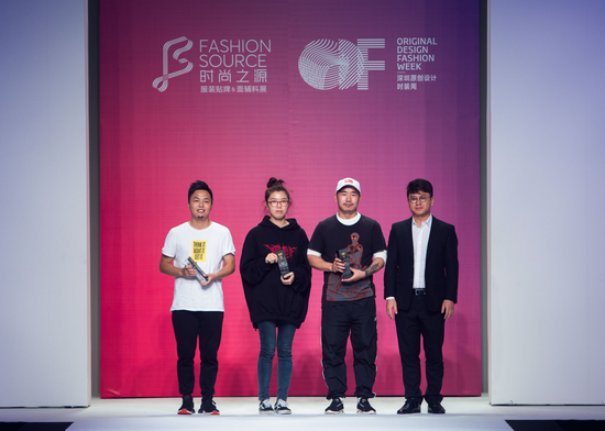 穿针引线网CEO、深圳原创设计时装周组委会主席 董耀华”上台为获奖设计师颁奖
