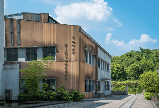 (1975年原茅台酒易地生产试验厂,现贵州珍酒酿酒一车间)