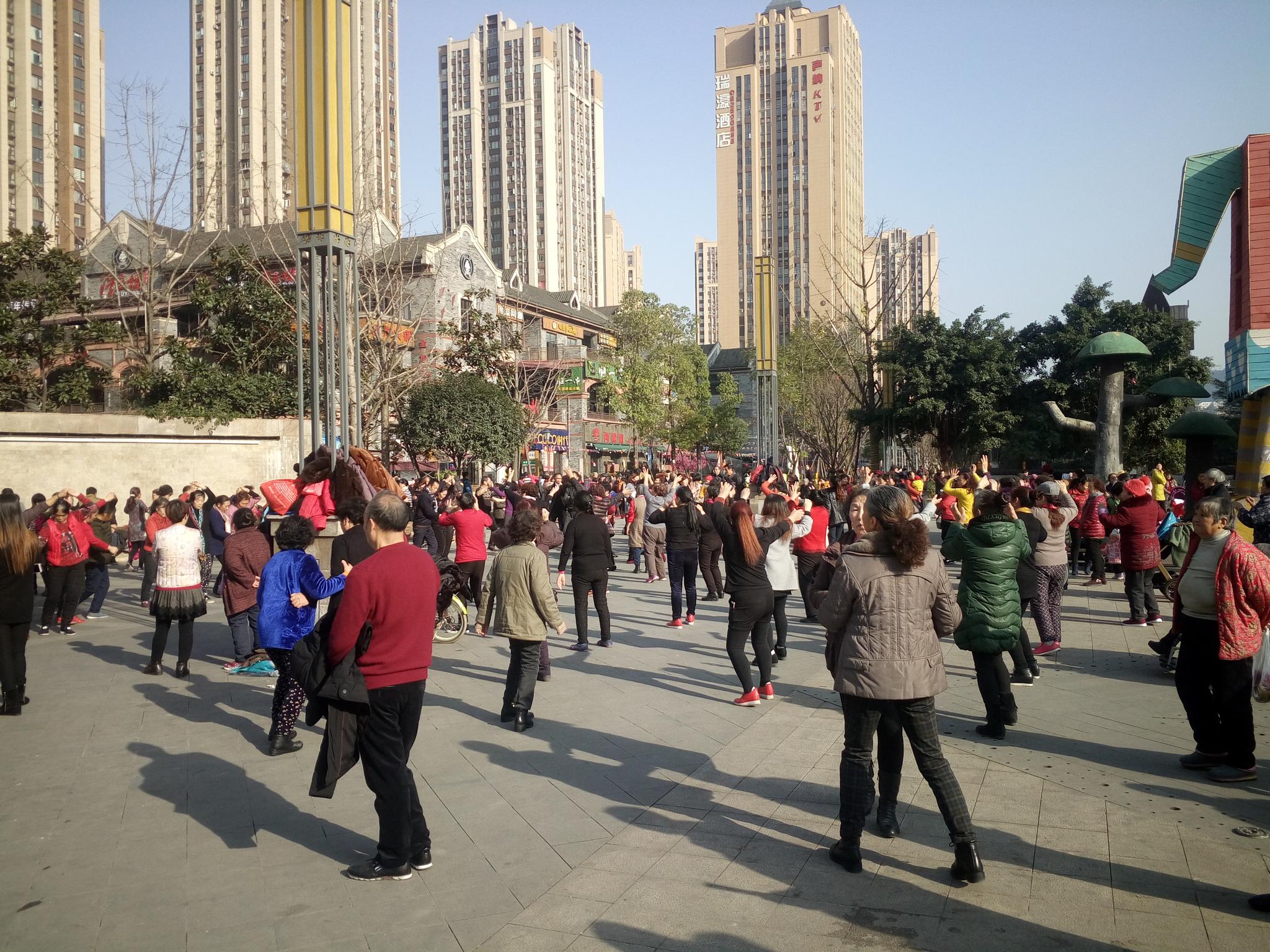 没有什么可以阻挡重庆大妈大爷对广场舞的热爱跳一跳