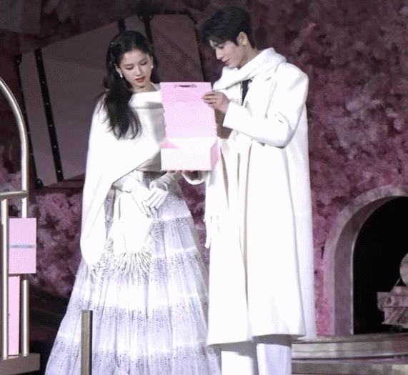 张婧仪张凌赫圣诞亮灯同框,神颜适配度拉满