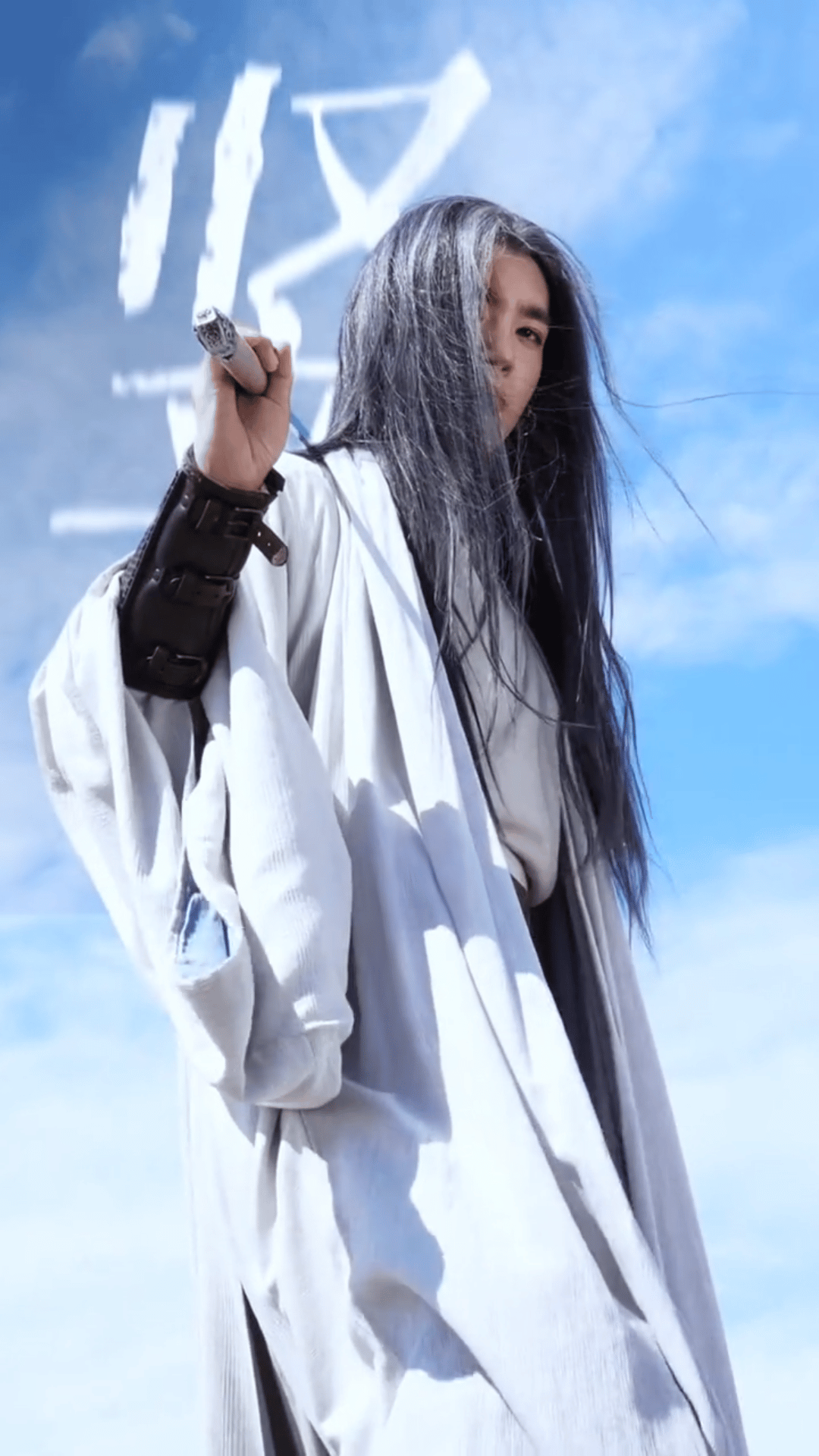 于适《镖人》灰白长发造型还原漫画，凌厉眼神演绎玉面鬼