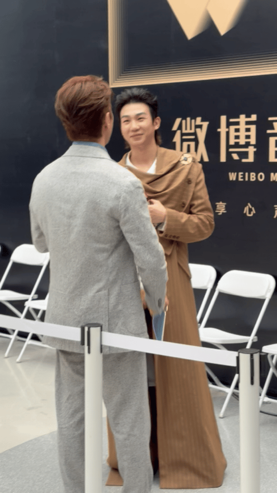 白举纲穿高跟鞋亮相红毯,全黑造型混搭摇滚时尚|白举纲_新浪新闻
