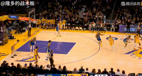 克勒贝尔无球掩护助湖人投手接詹姆斯传球胜勇士