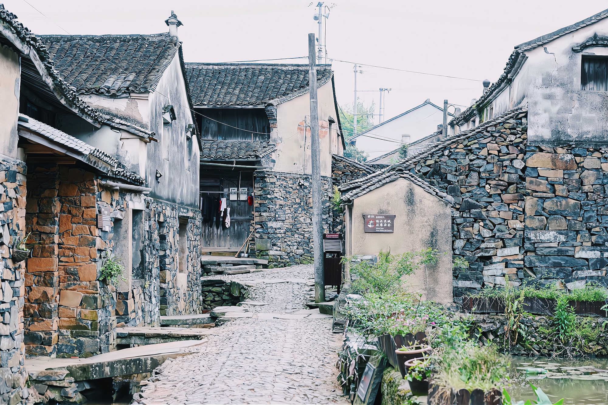 宁波藏着一座原始的石头村，至今已700多年历史