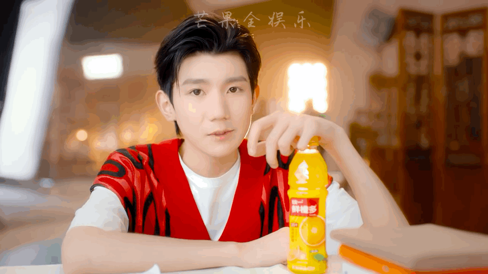 王源最新广告动图cut