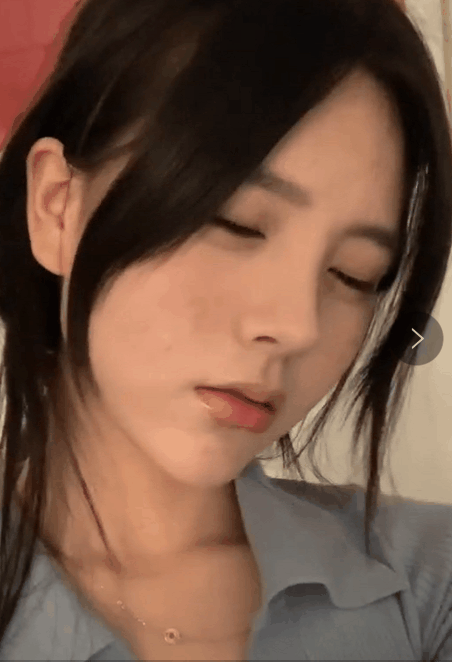 而这个眯眼的套路,后来被网友戏称为