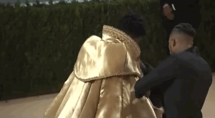 国外红毯奇装异服：卡戴珊全黑蒙面，戳爷穿长裙，还有人扮成马