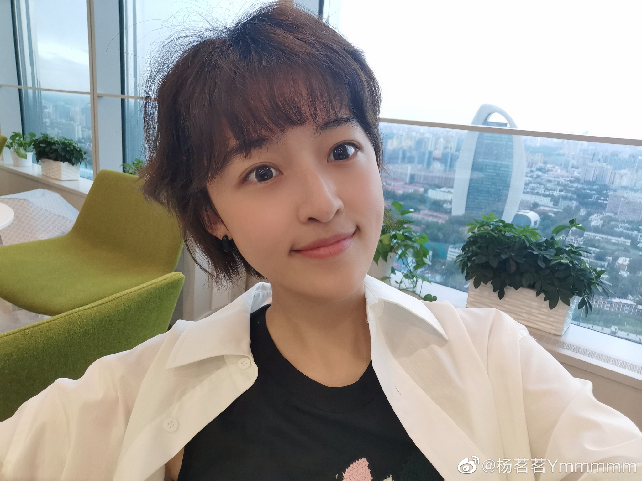杨茗茗 美女主持被屡传遭央视开除,公开近照现状曝光,疑转发官博为己正名