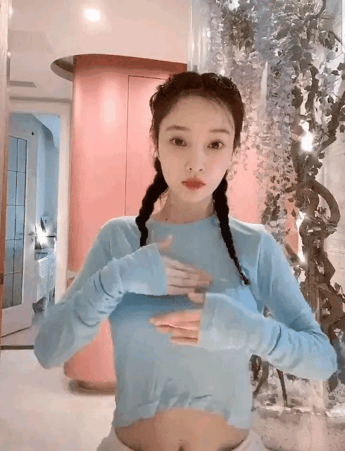 李小璐穿短薄衣秀马甲线,舞姿大胆一顿震颤