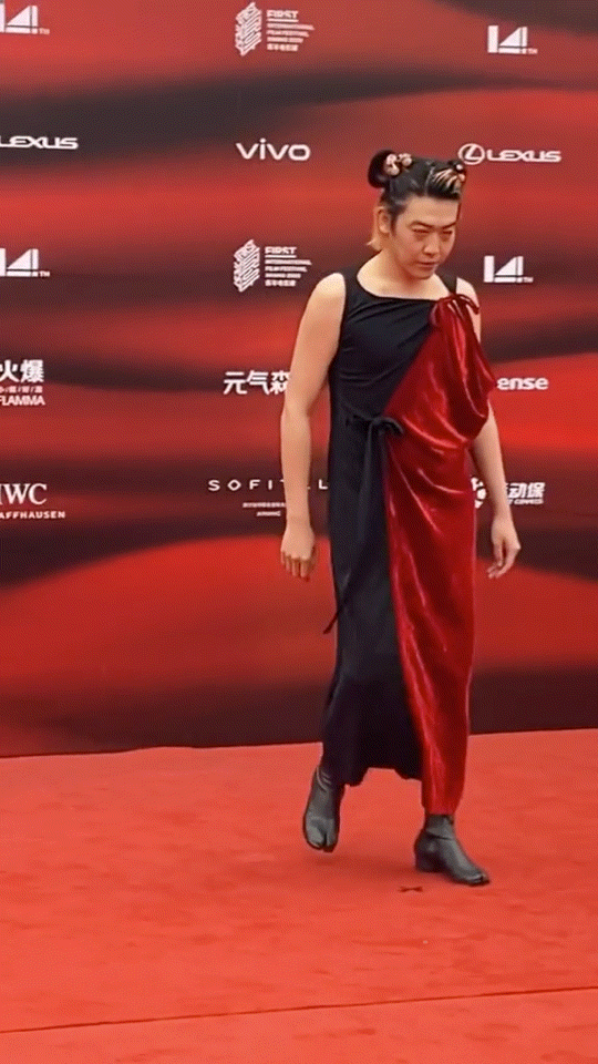 他这身穿搭......陈志朋后继有人了吗?