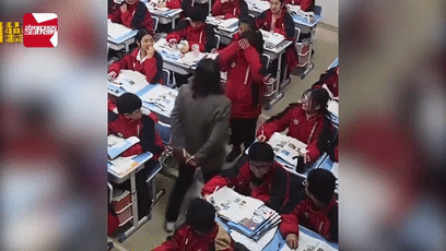 女生课堂上睡觉,老师悄悄放下书本走过去