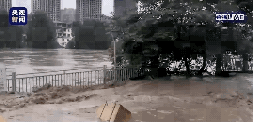 江水连续灌进,滨江路一楼商铺所有被淹。