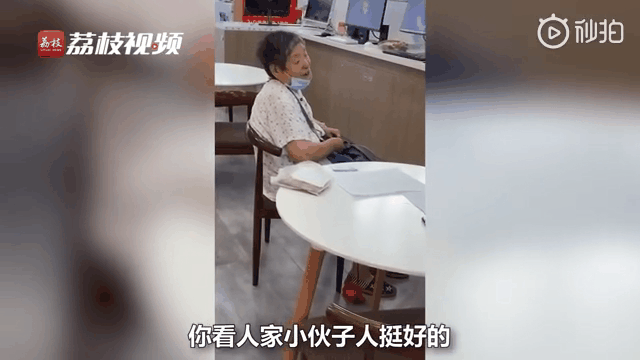 郑州电脑店小伙儿帮老人免费下歌，一周后，老人买走21台电脑