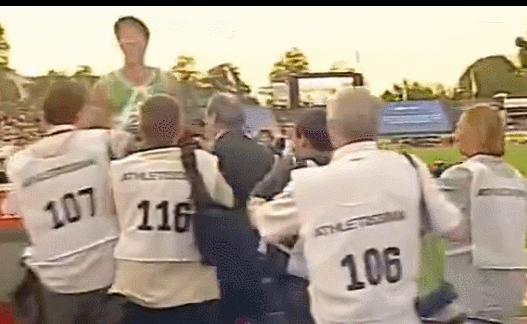 刘翔打破世界纪录后，坐在记分牌上庆祝。