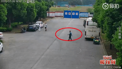 西瓜摊主突然跑了,回来发现一车瓜…