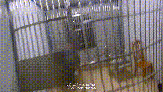 外地男子撞断护栏心虚逃逸,慌不择路纵身跳下横琴河沟变泥人!刚上岸就被抓走!