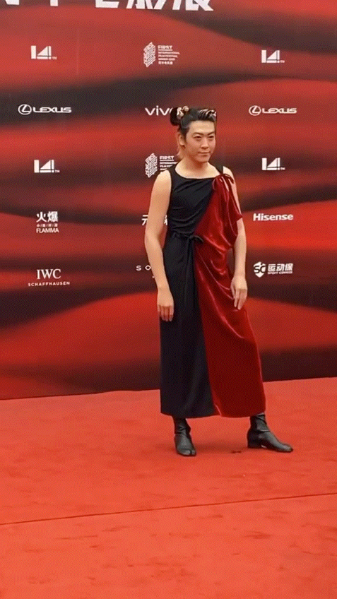 他这身穿搭......陈志朋后继有人了吗?